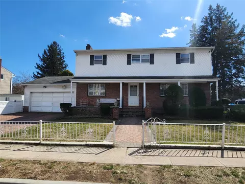 760 E Carl Ave, Baldwin, NY 11510
