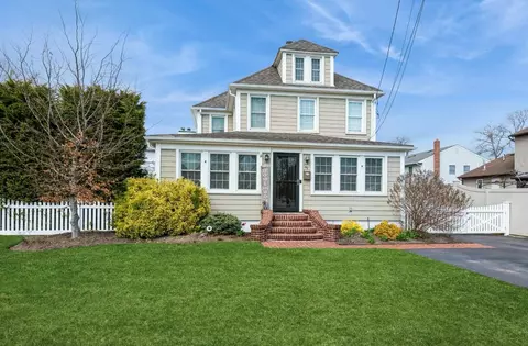49 W Madison St, East Islip, NY 11730