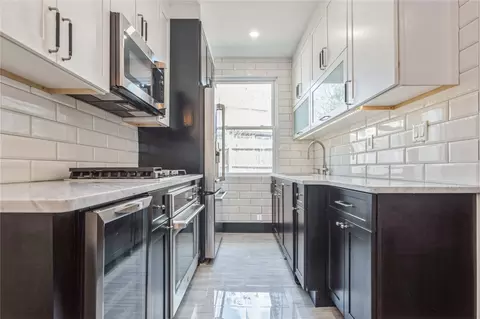 40-01 Little Neck Pkwy #17A, New York, NY 11363