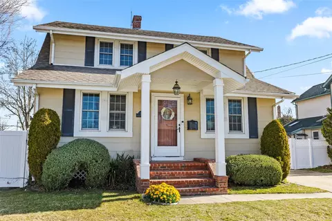 402 S 1st St, Lindenhurst, NY 11757