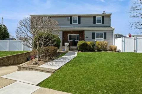 2375 Wallen Ln, North Bellmore, NY 11710