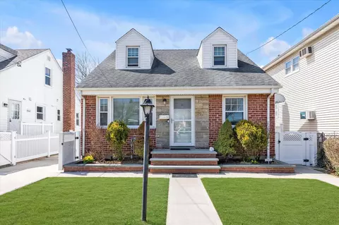 263 Mckinley Pkwy, North Hempstead, NY 11501