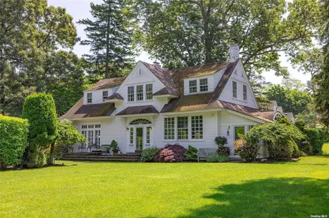 1 Lilac Dr, Brookhaven, NY 11790