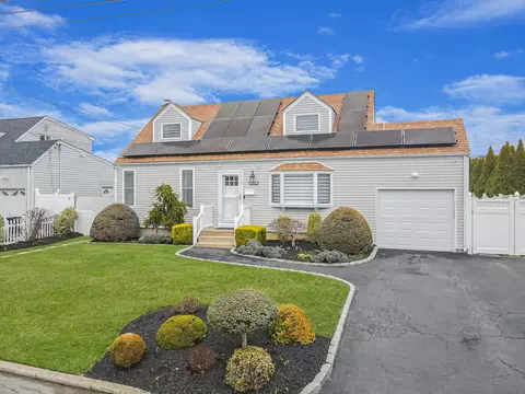 1015 N Hamilton Ave, Lindenhurst, NY 11757