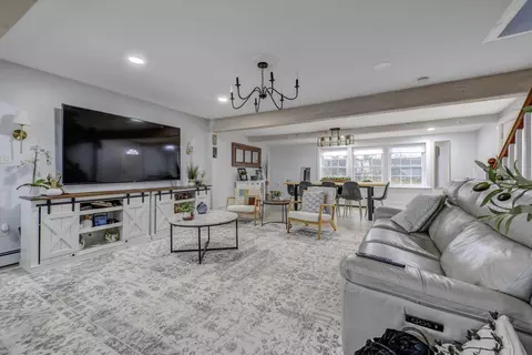 29 Chimney Ln, Levittown, NY 11756