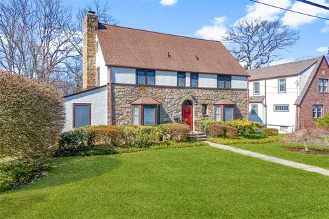 19 Blackthorn Ln, White Plains, NY 10606