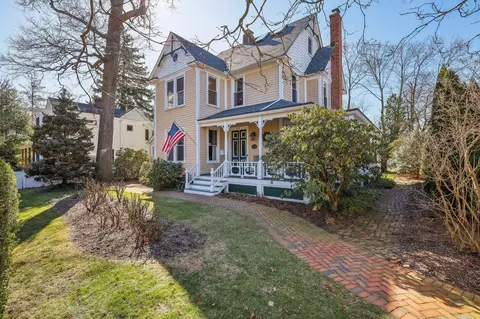 203 8th Ave, Sea Cliff, NY 11579