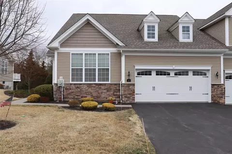 8 Avondale Ln, Wappinger, NY 12590