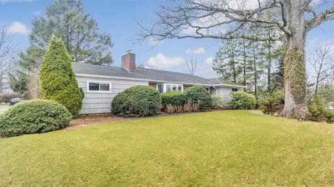 2 Briarcliff Pl, Huntington, NY 11743