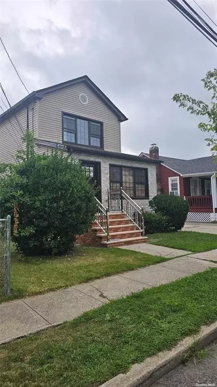 22 S 17 St, North Hempstead, NY 11040