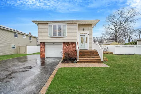 151 Sotzen Ave, Holbrook, NY 11741
