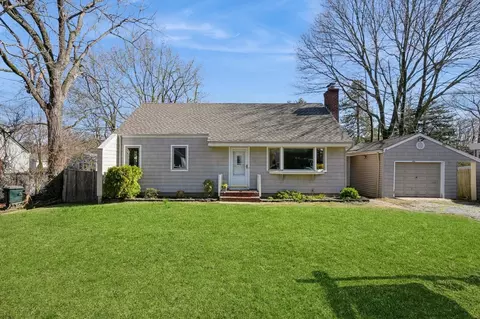 4 Vause St, Northport, NY 11768