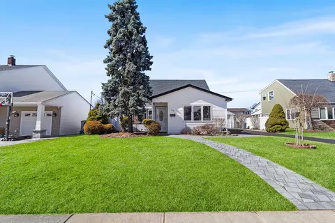 84 Ridge Ln, Levittown, NY 11756