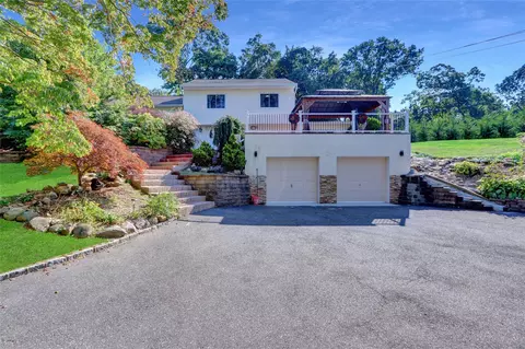 29 Hillside Ln, Syosset, NY 11791
