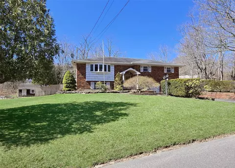 276 Holbrook Rd, Lake Ronkonkoma, NY 11779