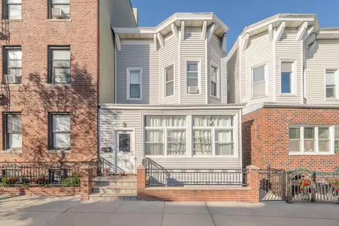 25-22 44th St, New York, NY 11103