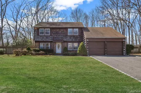 2 Biscayne Dr, Mount Sinai, NY 11766