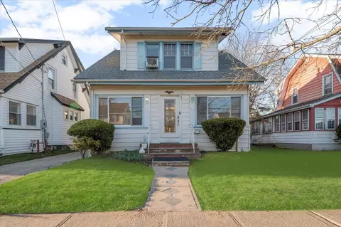32 W Milton St, Freeport, NY 11520