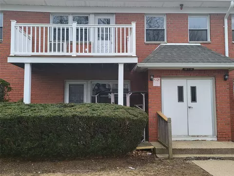 15 Hemlock Dr E #B18, Bay Shore, NY 11706