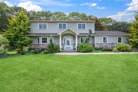 8 Beverly Ct, Farmingville, NY 11738