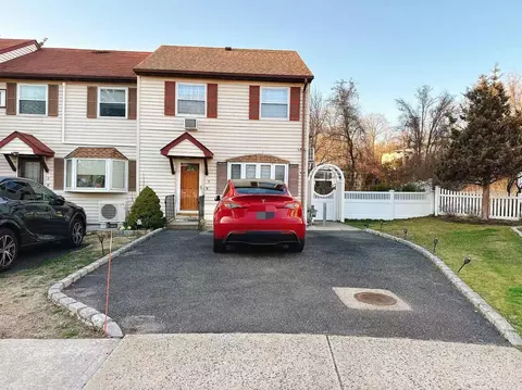 5 Orchard Ct, North Hempstead, NY 11577