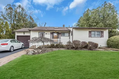 25 Mitchell Ave, Plainview, NY 11803