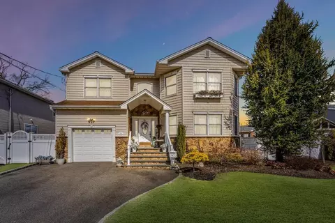133 Commonwealth Ave, Massapequa, NY 11758