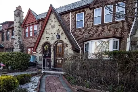 88-31 62 Dr, New York, NY 11374