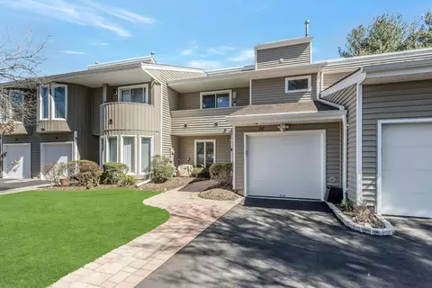 56 Kristin Ln, Hauppauge, NY 11788