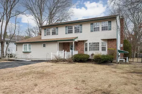 2541 Pine Ave, Ronkonkoma, NY 11779