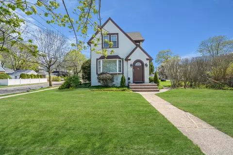 340 Yale Rd, Garden City, NY 11530