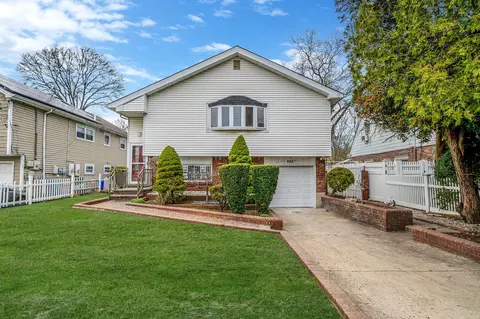 623 Dartmouth St, North Hempstead, NY 11590
