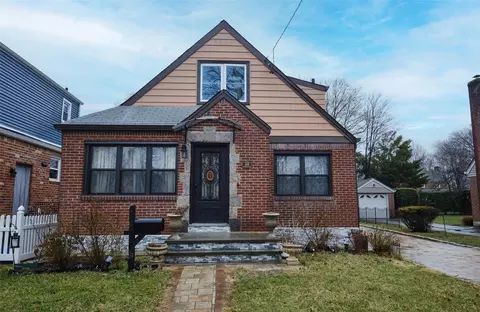 119 Locust St, Floral Park, NY 11001