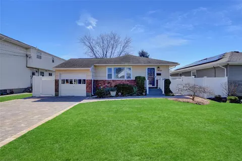 19 Emma St, Bethpage, NY 11714