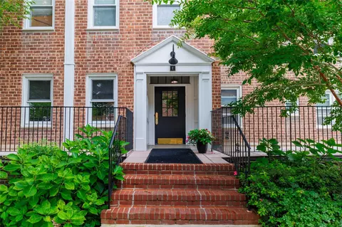 195 N Village Ave #E2, Rockville Centre, NY 11570