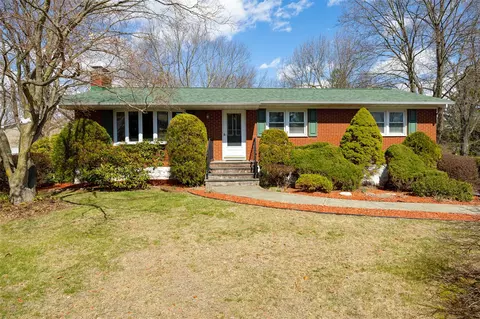 15 Shale Dr, Wappinger, NY 12590