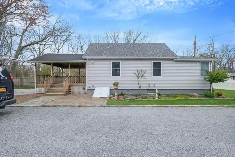 82 Wood Ave, Mastic, NY 11950