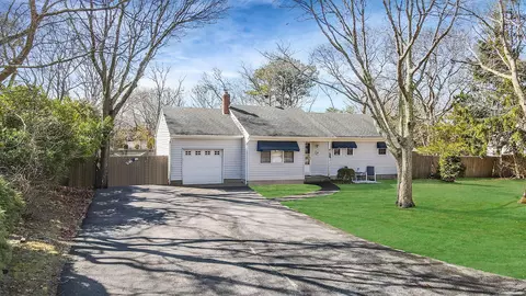 18 Lovell Rd, Hampton Bays, NY 11946