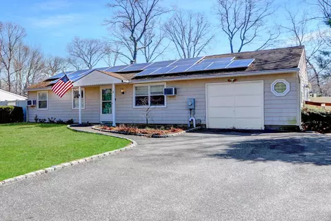 21 Highview Ln, Ridge, NY 11961