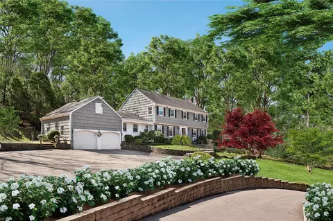 969 Ripley Ln, Oyster Bay, NY 11771