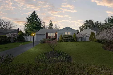 29 Main Ave, Wheatley Heights, NY 11798