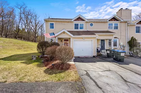 8 Revere Cir, Washingtonville, NY 10992