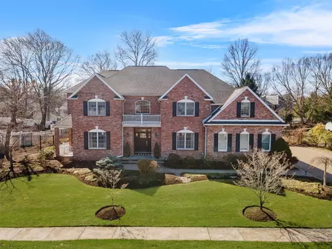 24 King Arthur Ct, Clarkstown, NY 10956