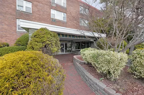 250 W Merrick Rd #1F, Freeport, NY 11520