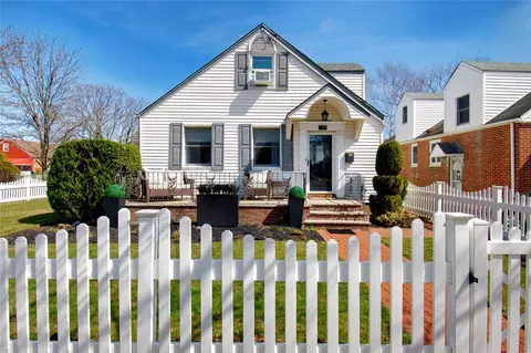 256 Roxbury Rd S, Garden City, NY 11530