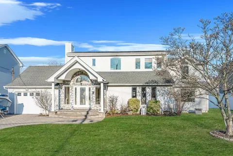 827 W Bay Dr, West Islip, NY 11795