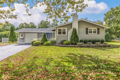 23 Pine Hill Ln, Dix Hills, NY 11746