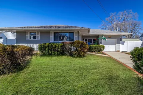 560 N Erie Ave, Lindenhurst, NY 11757