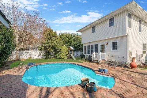 11 Bohack Ct, Sayville, NY 11782