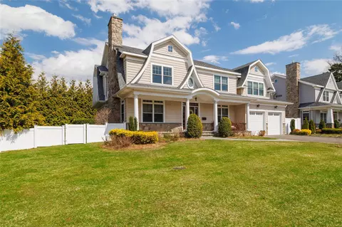 99 Yale Pl, Rockville Centre, NY 11570